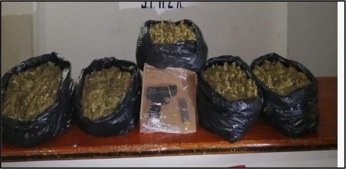 POLICÍA ESTATAL DETIENE A MASCULINO Y ASEGURA MÁS DE CUATRO KILOS DE MARIHUANA, UN ARMA DE FUEGO Y VEHÍCULO ROBADO