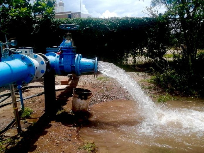 ATIENDEN SUMINISTRO DE AGUA POR FALLA DE DUCTO EN EL REALITO
