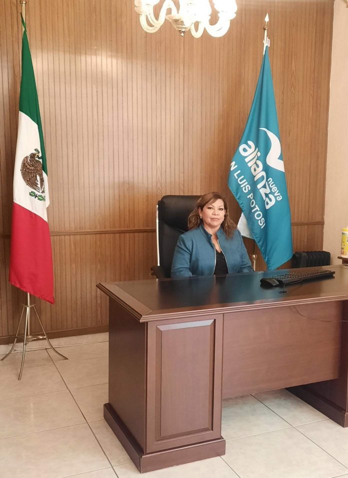 SALE PROFE RICO Y ENTRA EX PRESIDENTA MUNICIPAL AL PNASLP