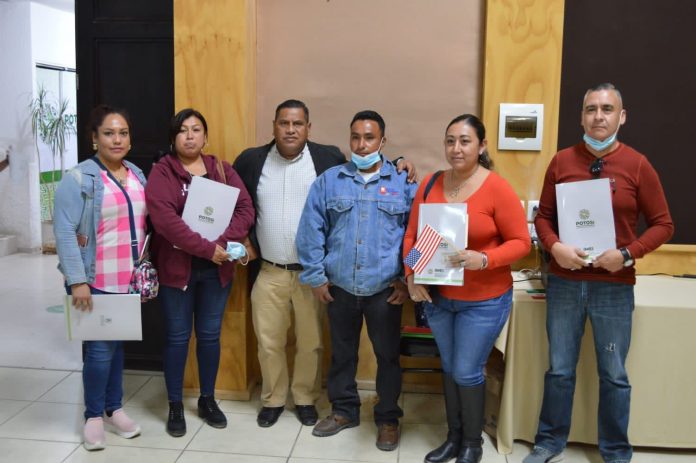 FAMILIAS POTOSINAS RECIBEN ACTAS DE DOBLE NACIONALIDAD