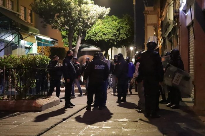 SE RETIRAN ESTRUCTURAS DE PUESTOS DE COMERCIO NO ESTABLECIDOS