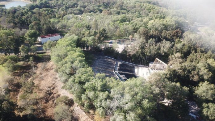 RECONSTRUYEN EL EMBLEMÁTICO TEATRO DE LA CIUDAD