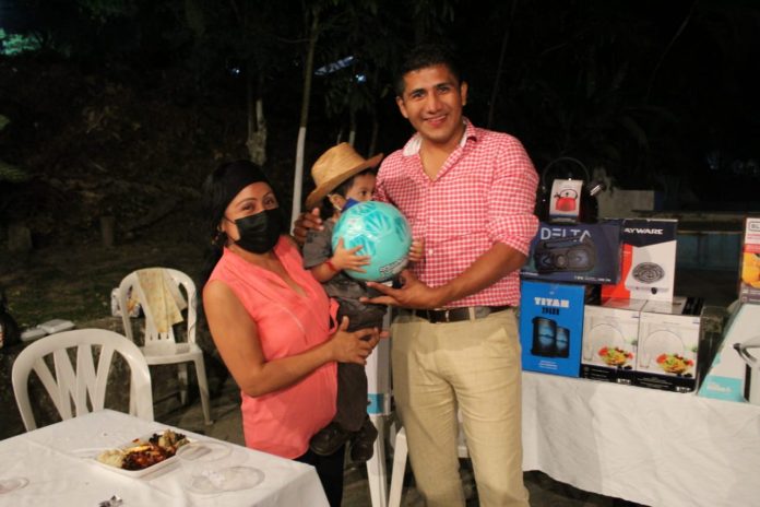 ALCALDE DE AXTLA CONVIVIÓ CON PERSONAL SINDICALIZADO DE AYUNTAMIENTO