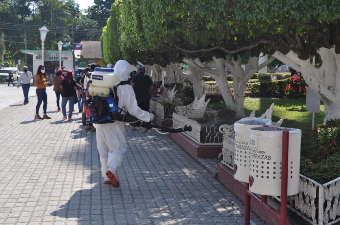 LLEVAN A CABO SANITIZACIÓN DEL JARDÍN Y OFICINAS DEL H. AYUNTAMIENTO DE AXTLA DE TERRAZAS