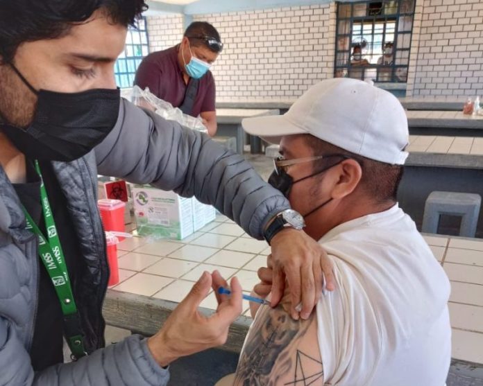 PERSONAS PRIVADAS DE LA LIBERTAD DE CENTROS PENITENCIARIOS DEL ESTADO RECIBIRÁN DOSIS DE REFUERZO CONTRA COVID-19