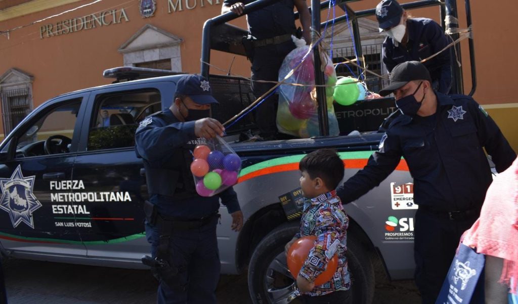 ENTREGAN COBIJAS Y JUGUETES EN COMUNIDADES DE STA. MARIA DEL RÍO Y VILLA DE REYES