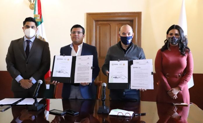 FIRMAN CONVENIO PARA CERTIFICACIÓN Y PROFESIONALIZACIÓN DE PERSONAL MUNICIPAL