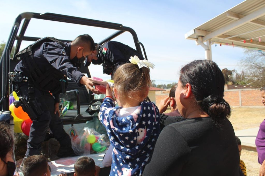 ENTREGAN COBIJAS Y JUGUETES EN COMUNIDADES DE STA. MARIA DEL RÍO Y VILLA DE REYES