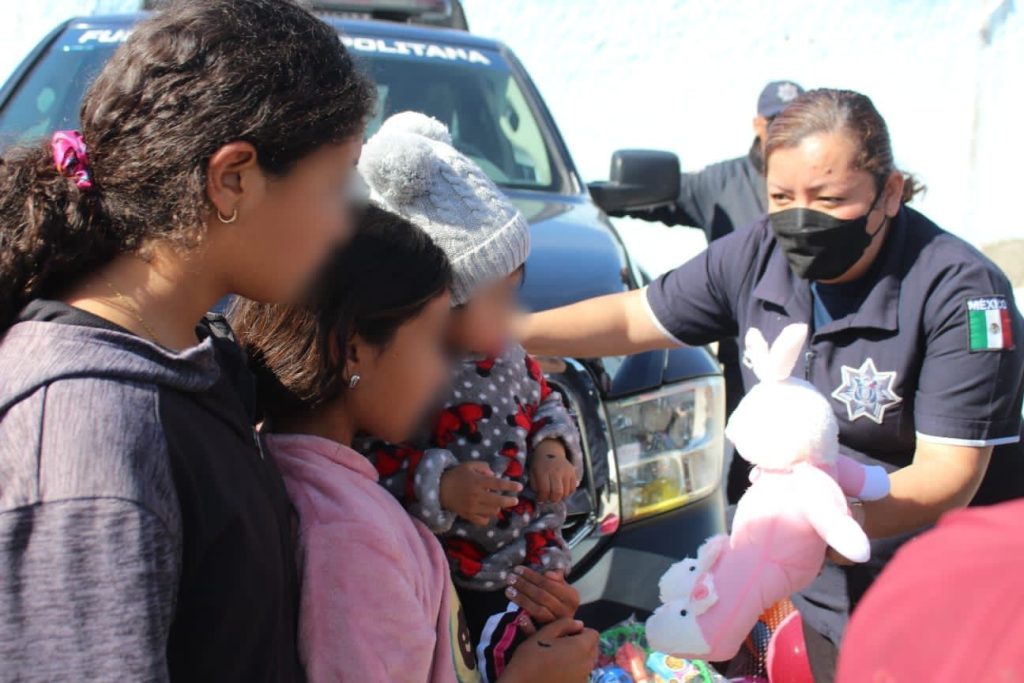ENTREGAN COBIJAS Y JUGUETES EN COMUNIDADES DE STA. MARIA DEL RÍO Y VILLA DE REYES