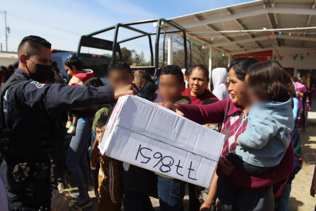 ENTREGAN COBIJAS Y JUGUETES EN COMUNIDADES DE STA. MARIA DEL RÍO Y VILLA DE REYES