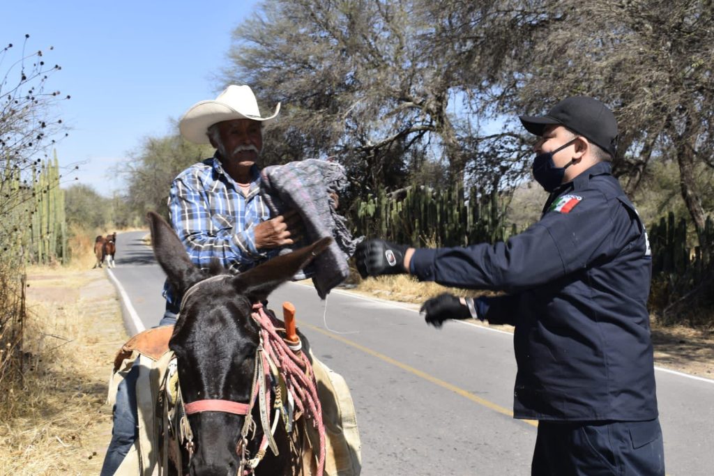ENTREGAN COBIJAS Y JUGUETES EN COMUNIDADES DE STA. MARIA DEL RÍO Y VILLA DE REYES