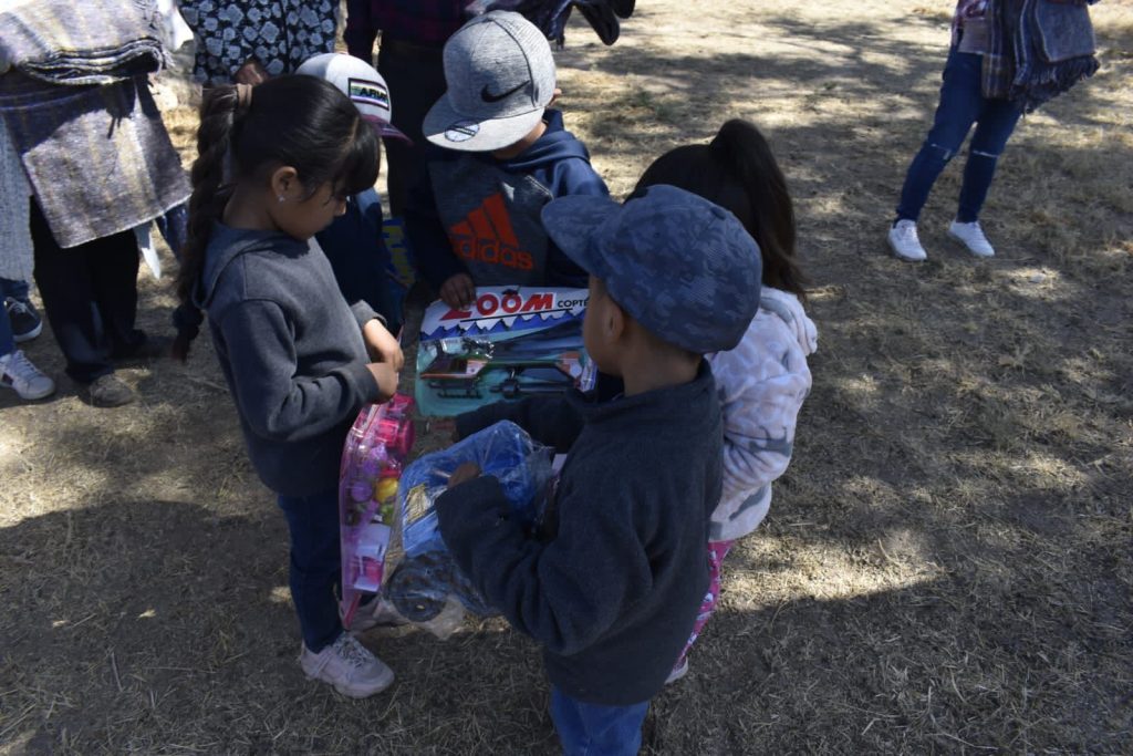 ENTREGAN COBIJAS Y JUGUETES EN COMUNIDADES DE STA. MARIA DEL RÍO Y VILLA DE REYES