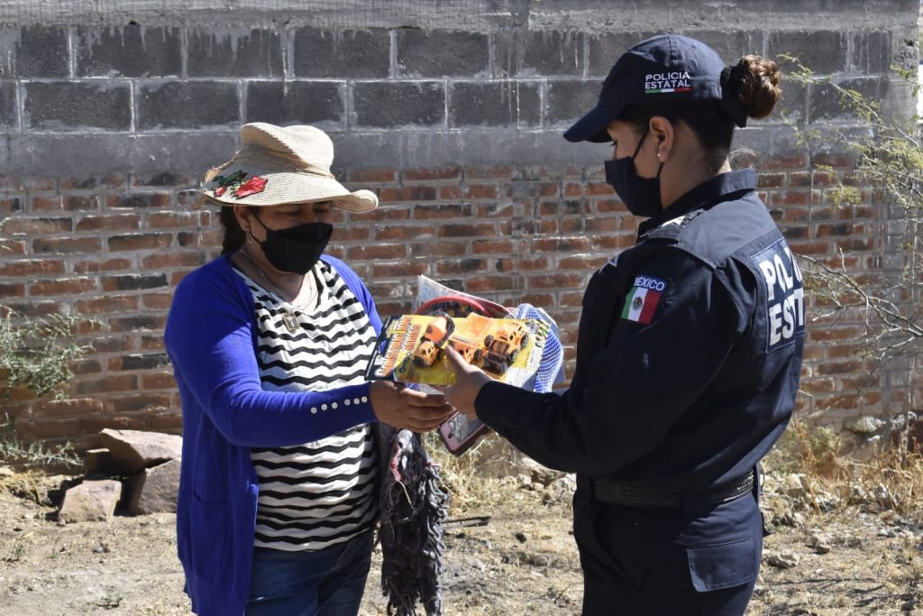 ENTREGAN COBIJAS Y JUGUETES EN COMUNIDADES DE STA. MARIA DEL RÍO Y VILLA DE REYES