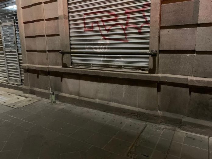 grafiti negocio cerrado fachada